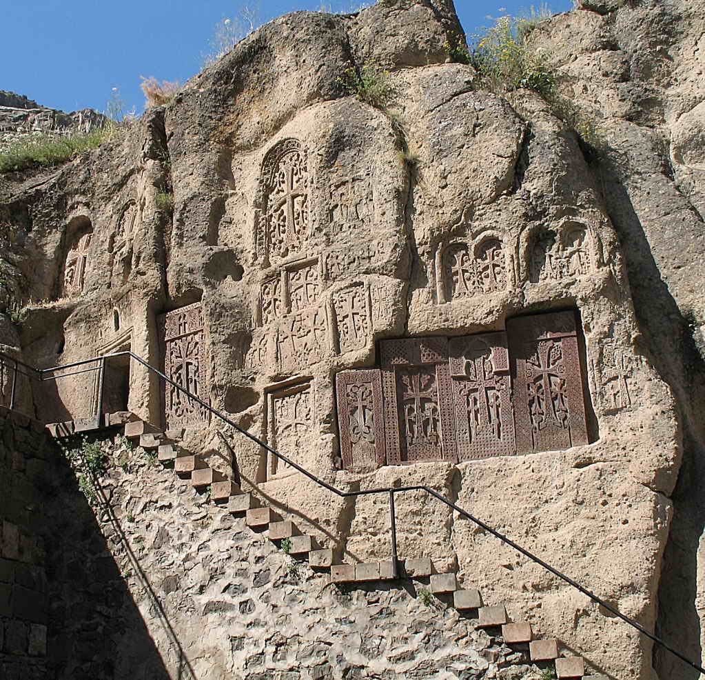 Գեղարդավանքի եկեղեցու խաչքարներ