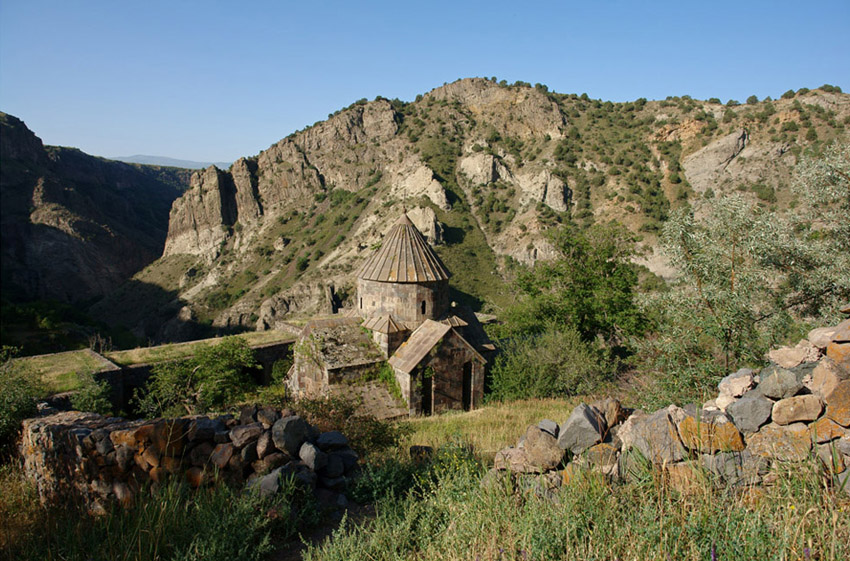 Գնդեվանք վանքը և Արպա գետի խոր կիրճը