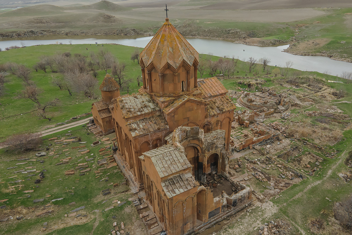 Մարմաշենի վանքի գլխավոր եկեղեցին՝ Ախուրյան գետի ձորի վերևի հարթակի վրա