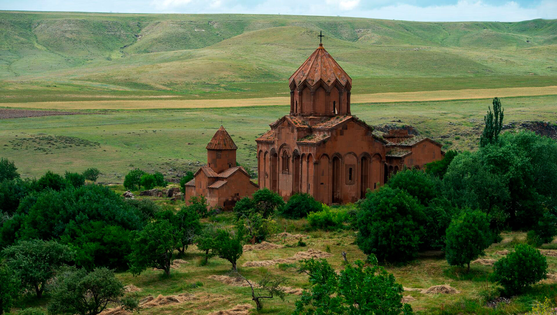 Մարմաշենի վանքի եկեղեցական համալիրը՝ կարմրավուն տուֆով կառույցներով