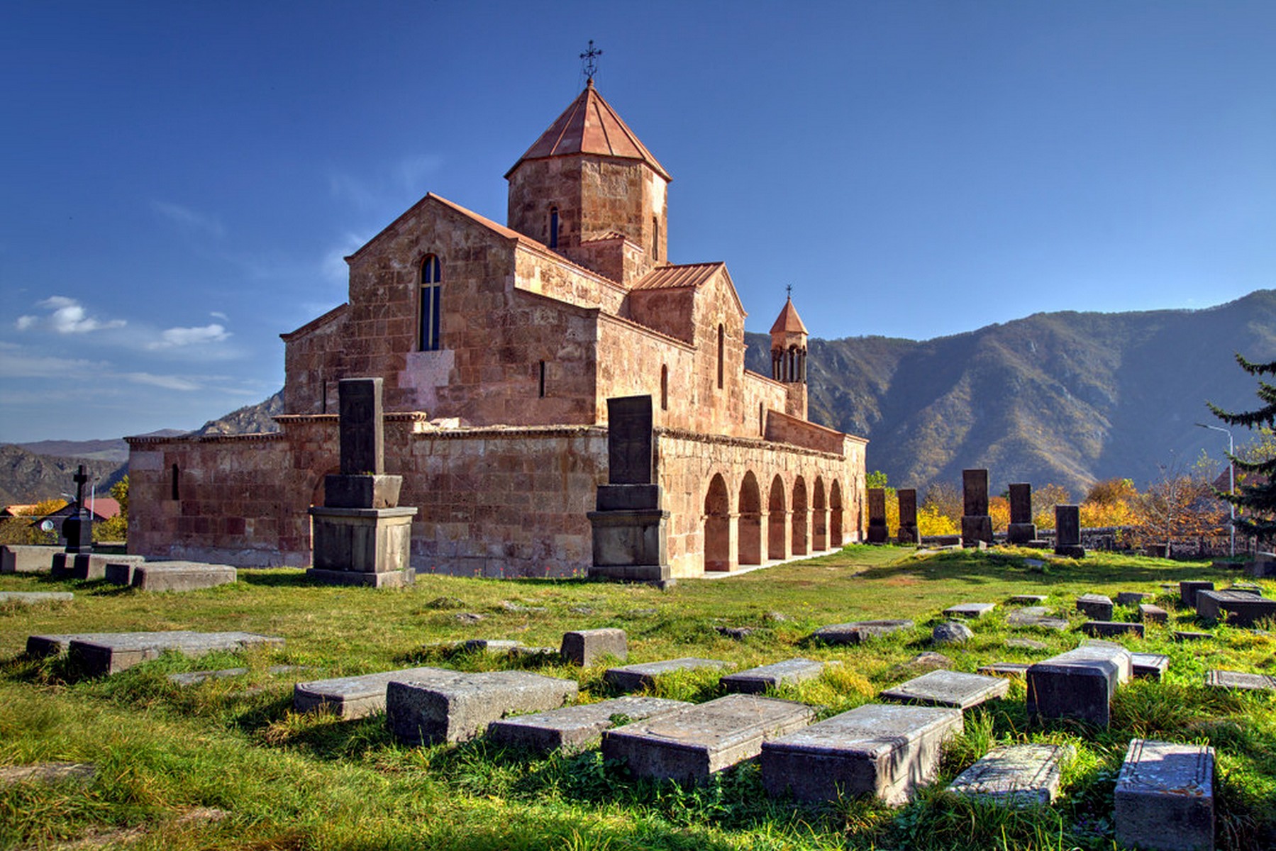 Օձունի գմբեթավոր բազիլիկը՝ Դեբեդի կիրճի վերևի սարահարթի վրա