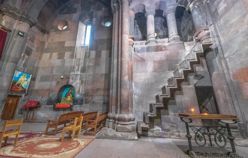 Արուճավանքի ներսը՝ բարձր կամարներով և քարե պատերով