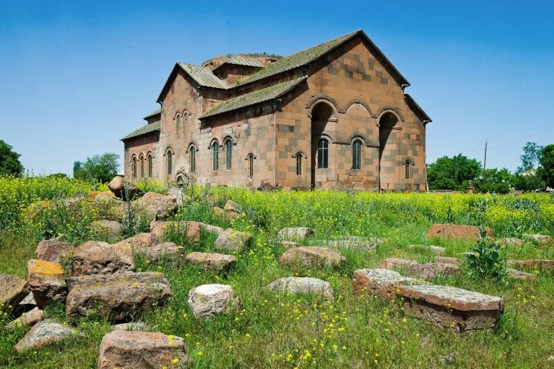 Արուճավանք տաճարը հին լուսանկարում՝ բաց դաշտի վրա կառուցված