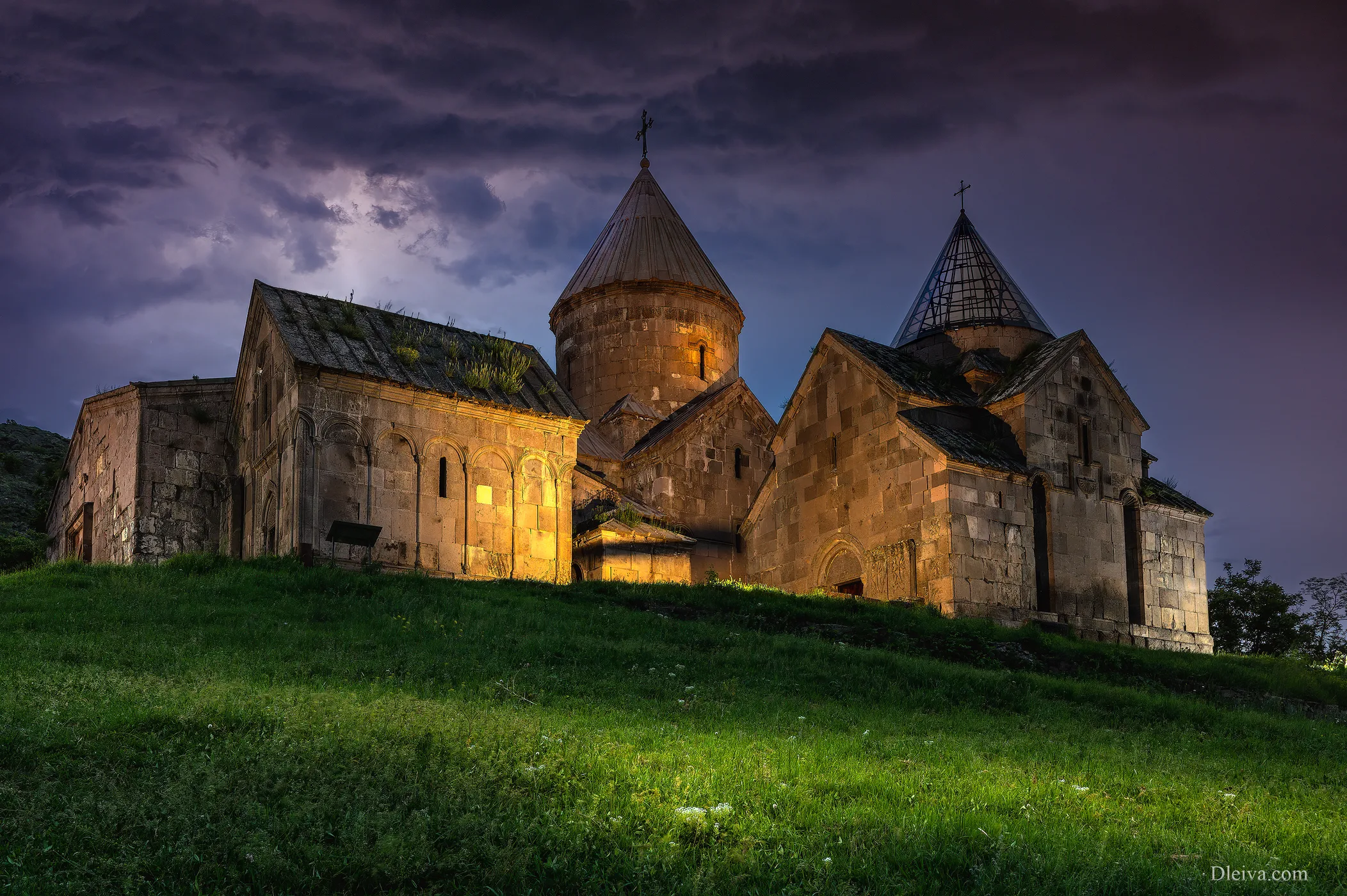 Գոշավանք վանքը այսօր՝ կանաչ լեռների և Գոշ գյուղի ֆոնին