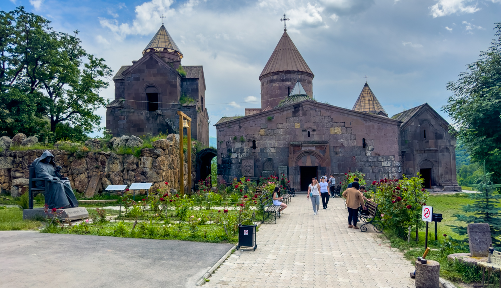 Գոշավանքի բակը, խաչքարներն ու Մխիթար Գոշի արձանը