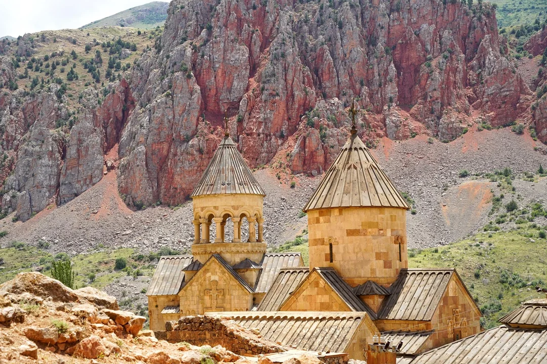 Նորավանք վանքը շրջապատված ժայռերով