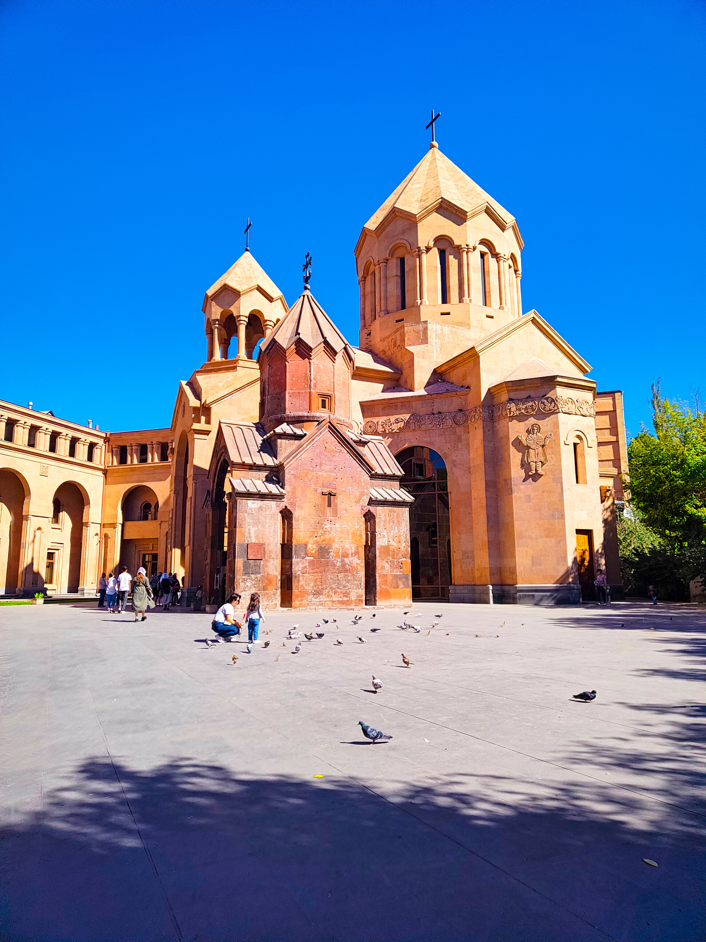 Սուրբ Աննա եկեղեցու բակը և գլխավոր ճակատը Երևանում