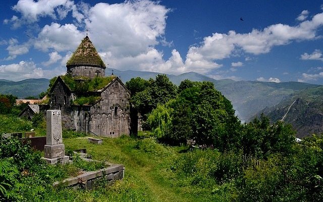 Սանահինի վանքը այսօր՝ Լոռու լեռներով շրջապատված