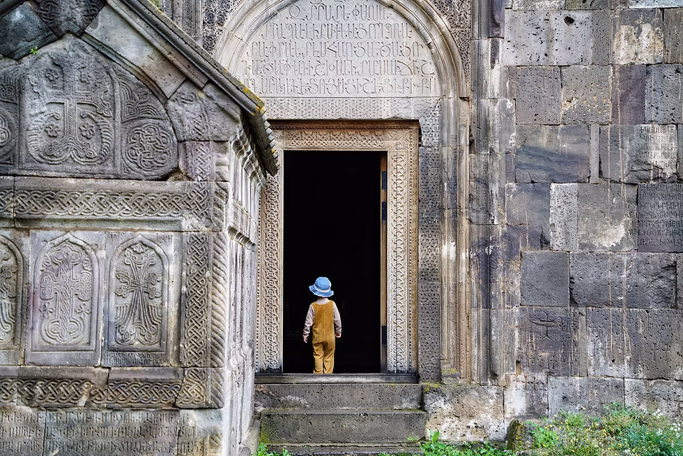 Տաթևի վանքի քանդակված դուռը և քարե պատերը