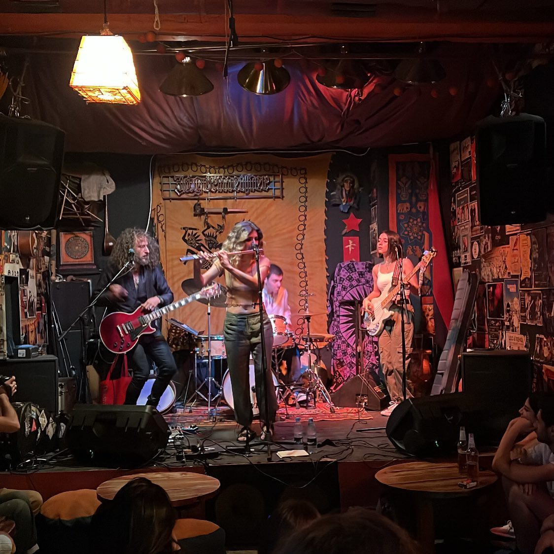 Կենդանի երաժշտություն Calumet-ում՝ փոքր բեմով և հանդիսատեսով