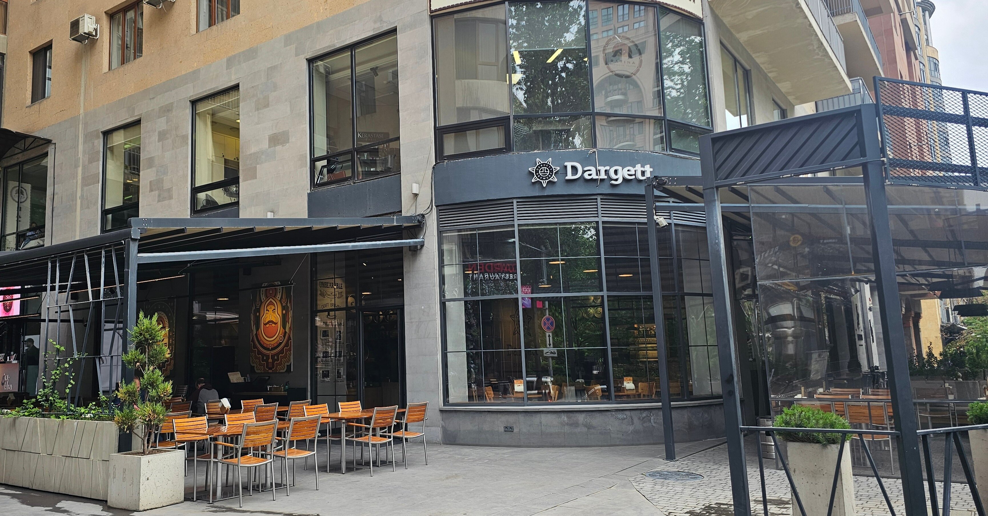 Dargett գարեջրատան ներքին սրահը՝ տանկերով և փայտե սեղաններով