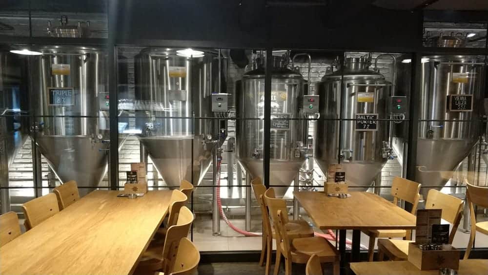 Գարեջուր և բուրգերներ Dargett գարեջրատան սեղանի վրա