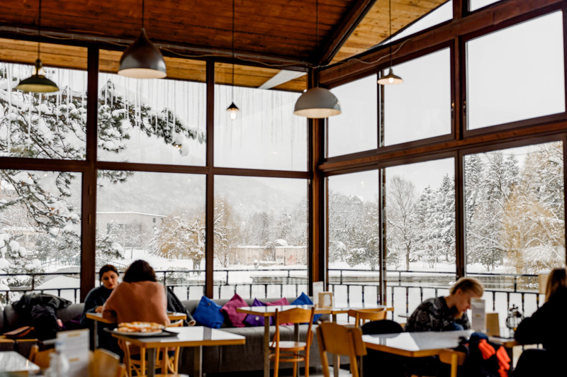 Դիլիջանի անտառային սրճարանի փայտե, ջերմ ինտերիերն ու գրքերով դարակաշարերը