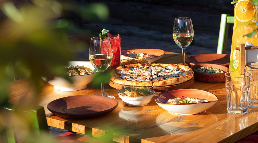 Սեղան Դիլիջանի սրճարանում՝ գինու գավաթներով, թեյով և թեթև ուտեստներով