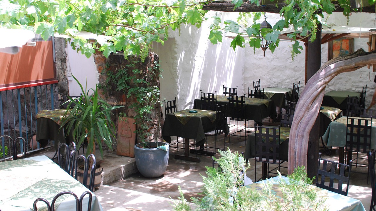 Սեղան հայկական ուտեստներով Dolmama ռեստորանում