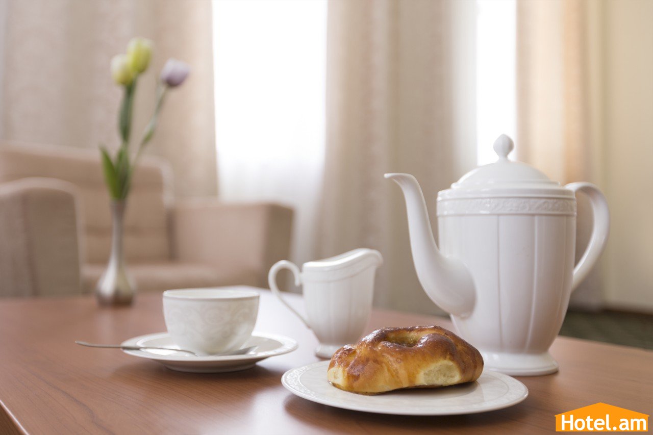 Ջերմուկի հանգստի գոտին՝ բազկաթոռներով և երեկոյան մեղմ լույսերով