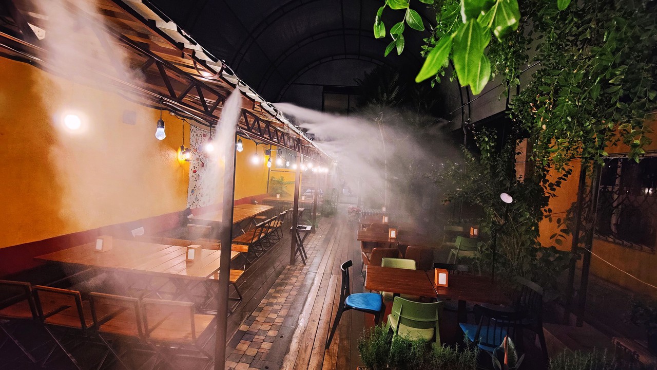 Կոնդ Հաուսի բացօթյա տեռասը հին Երևանի տների ֆոնին