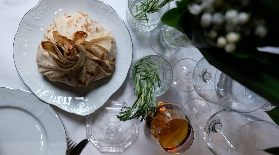 Պոլոզ Մուկուչում հայկական տնական ուտեստներով լցված սեղան