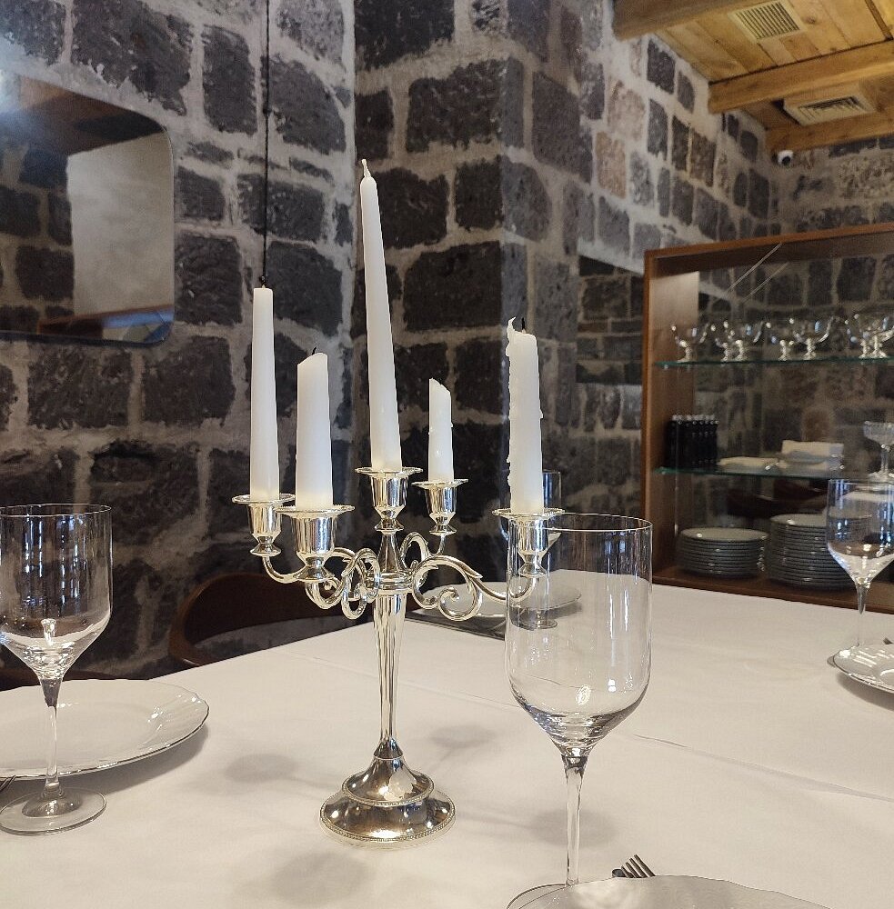 Պոլոզ Մուկուչի ներսի քարակերտ սրահը և սեղանները