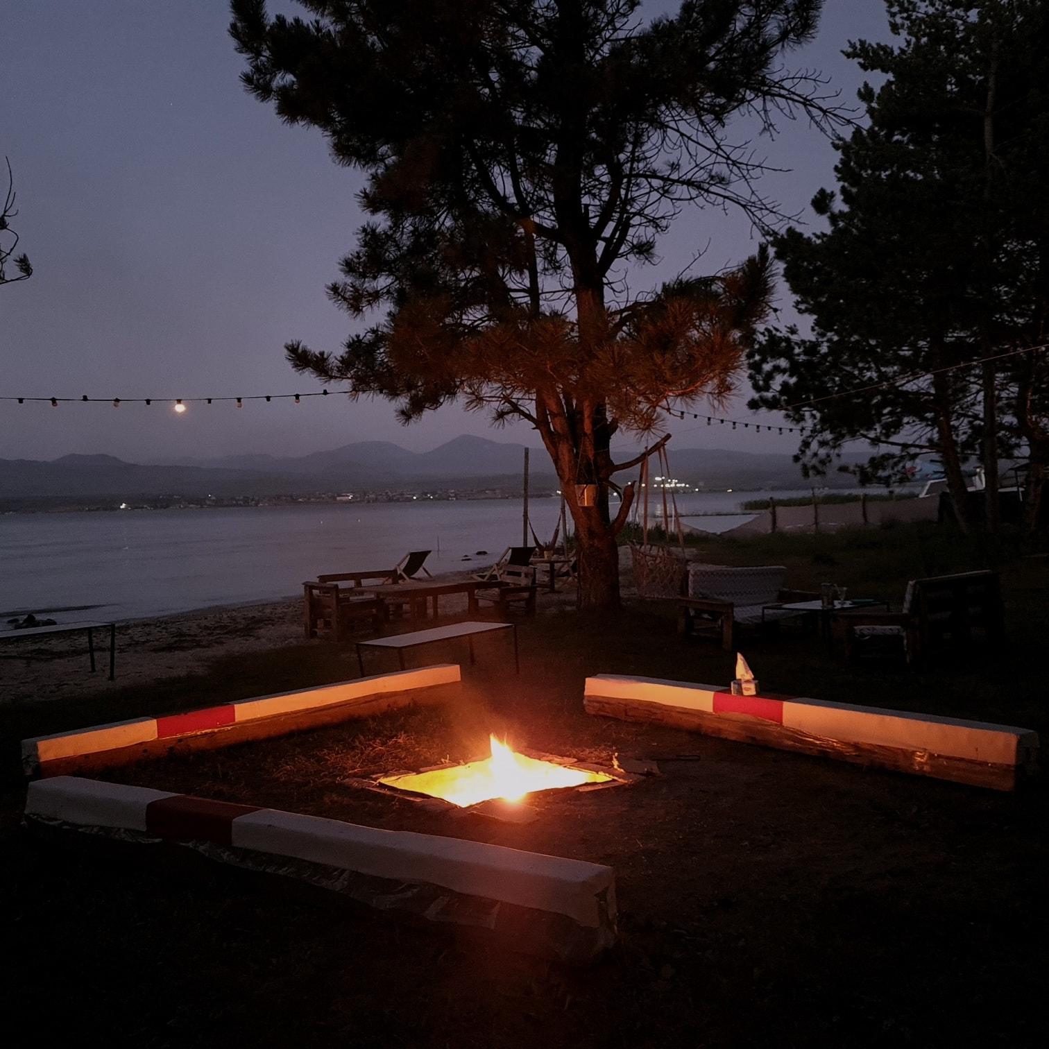 Սևանա լճի լողափային ակումբը՝ շեզլոնգներով և լճի կապույտով