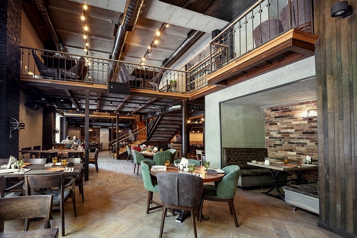 Sherep ռեստորանի լայն և լուսավոր ներքին սրահը Երևանում