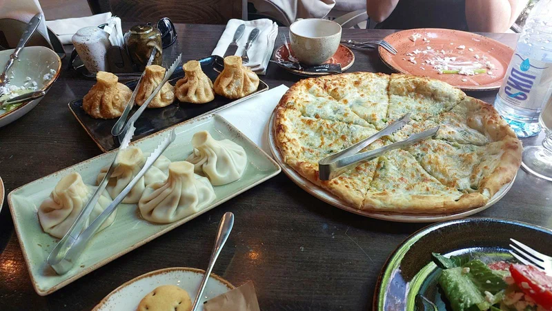 Սեղան տարբեր ուտեստներով Sherep ռեստորանում