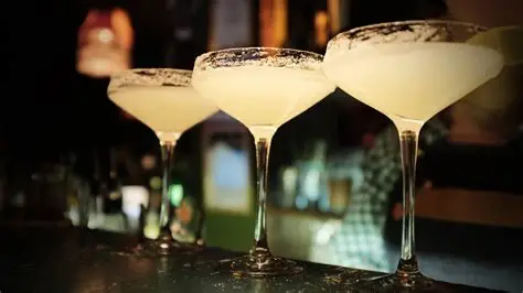 Simona բարի երկար բարի սեղանը և շշերով դարակները