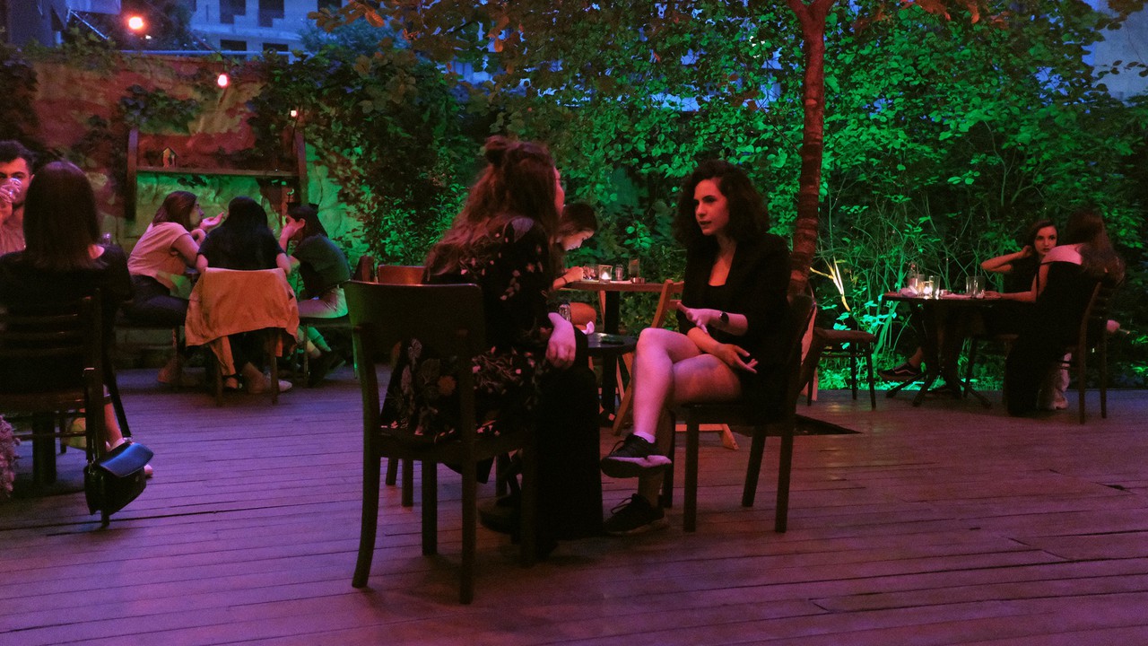 Simona բարի փոքր, մութ և հարմարավետ ներքին սրահը