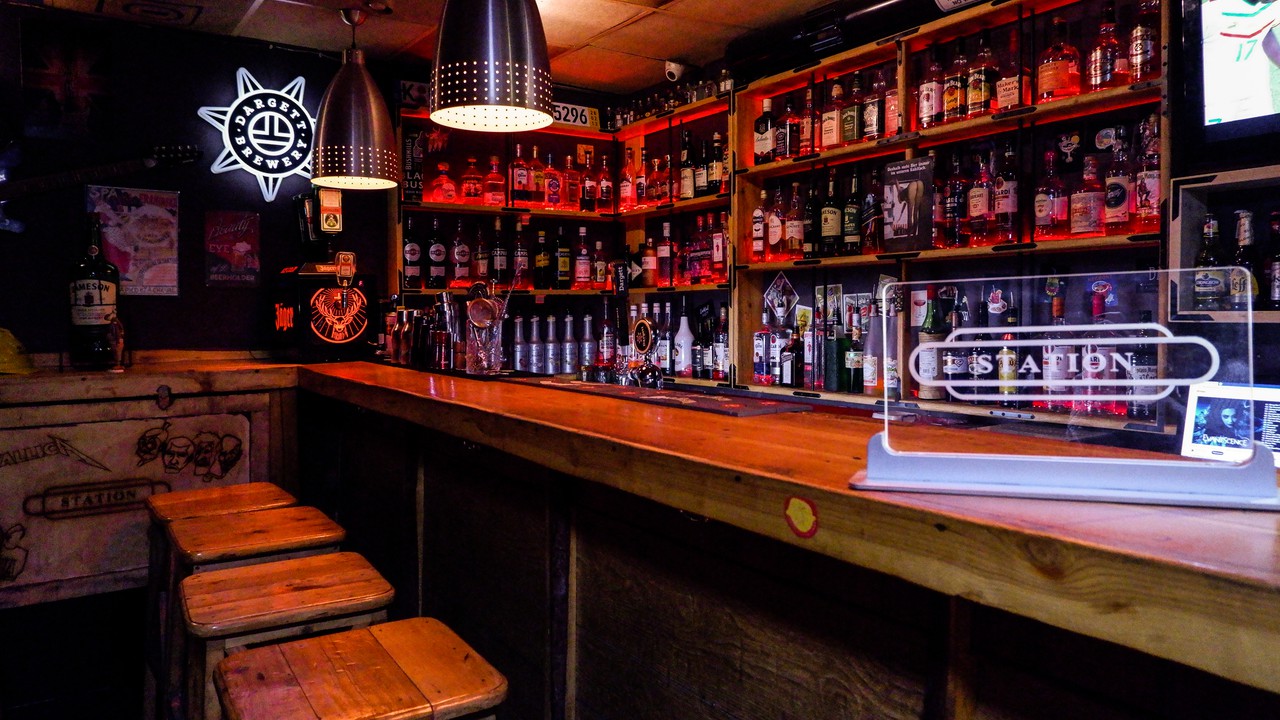 Stop Club-ի բարի սեղանը և այցելուները