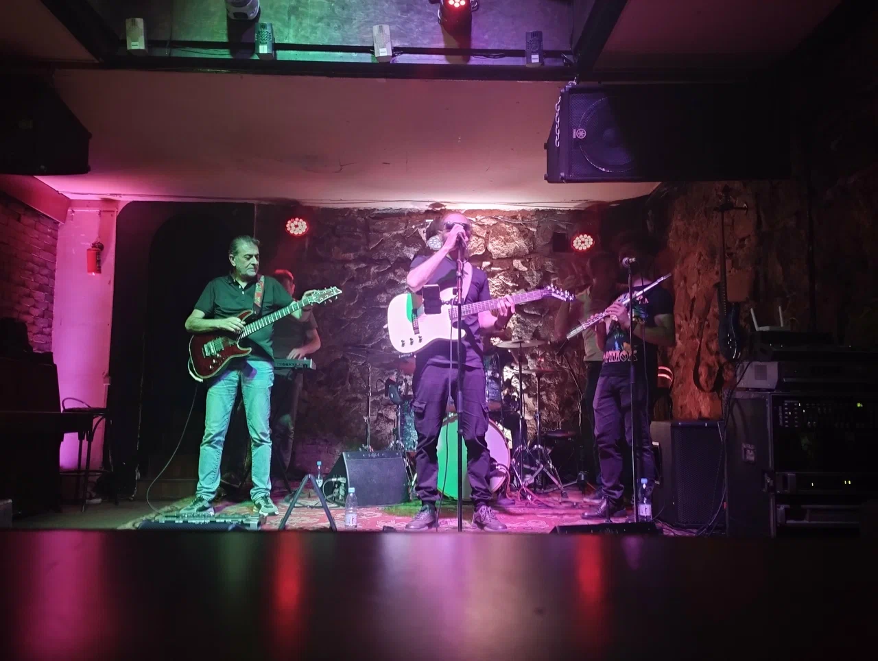 Ռոք խմբի լայվ ելույթ Stop Club-ում