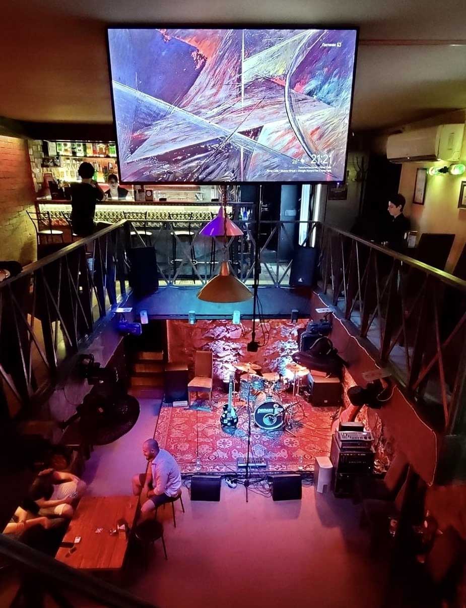 Stop Club-ի բեմը՝ լայվ խմբով և լույսերով