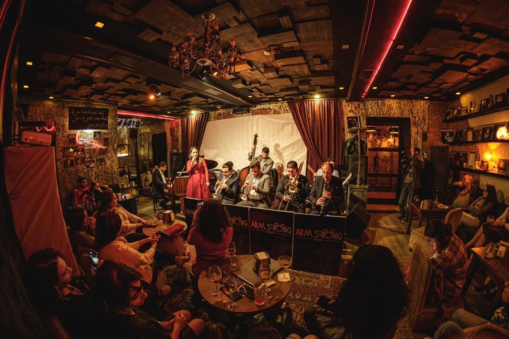 Ուլիխանյան ակումբի հանդիսատեսը կենդանի երաժշտության ընթացքում