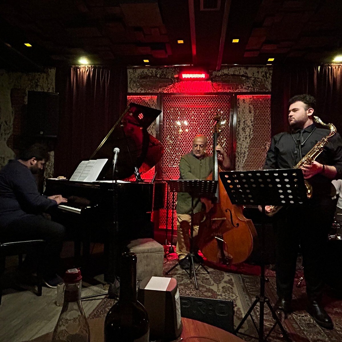 Ուլիխանյան ակումբի բեմը՝ կենդանի ջազ կատարումով Երևանում