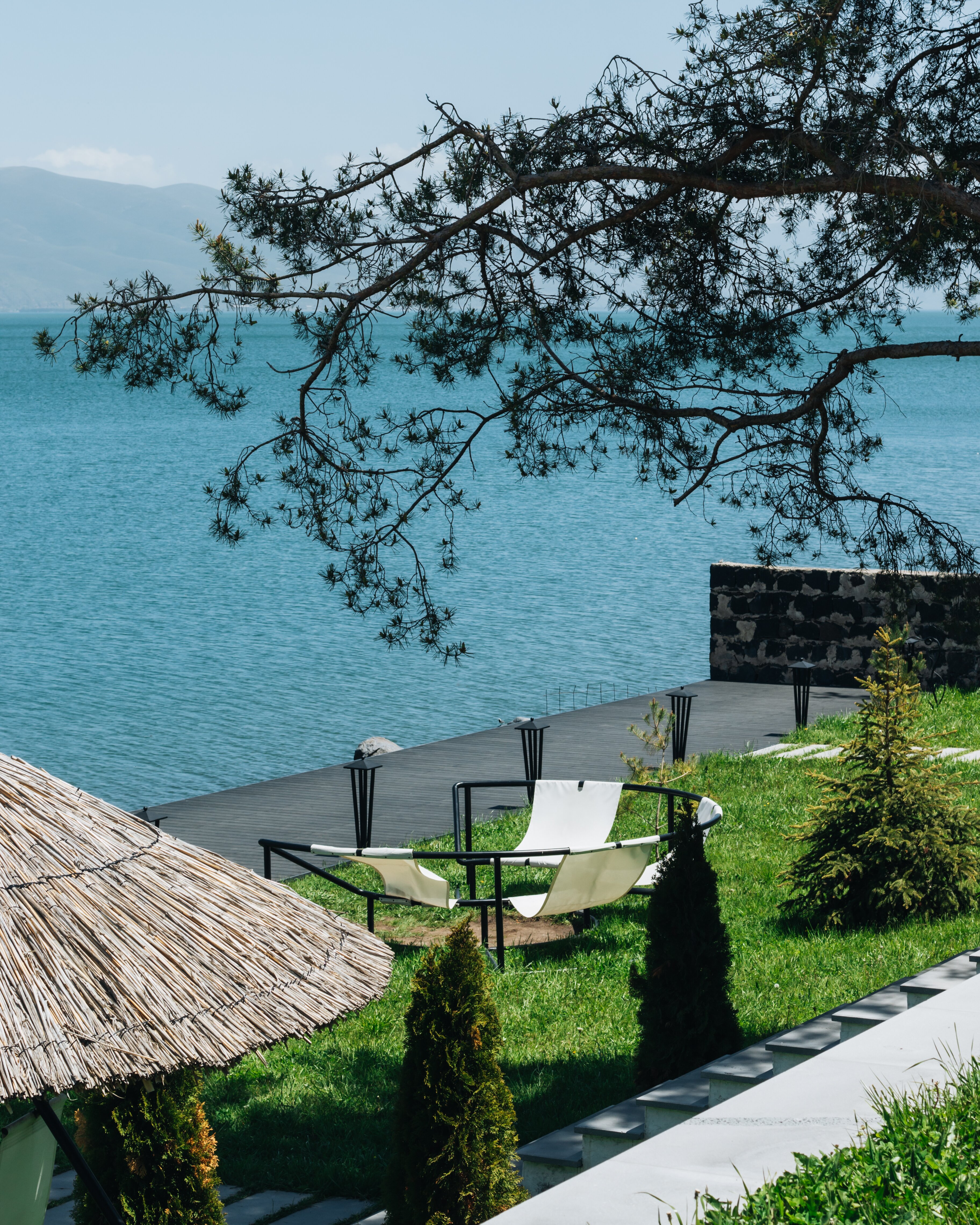 Yasaman Sevan ռեստորանի տեռասան՝ Սևանա լճի տեսարանով