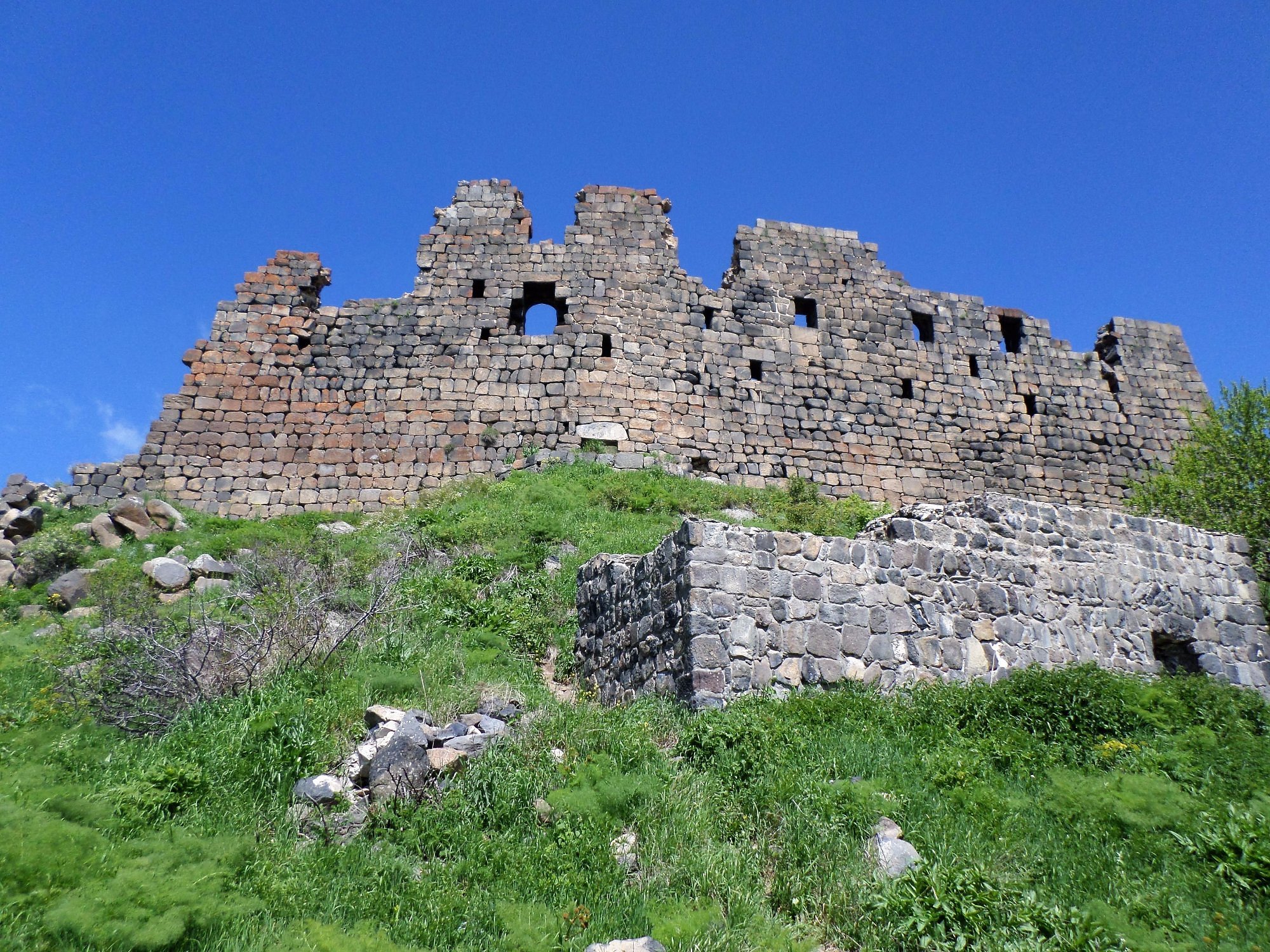 Ամբերդի միջնադարյան ամրոցը՝ Արագած լեռան լանջին, ամպերի մեջ