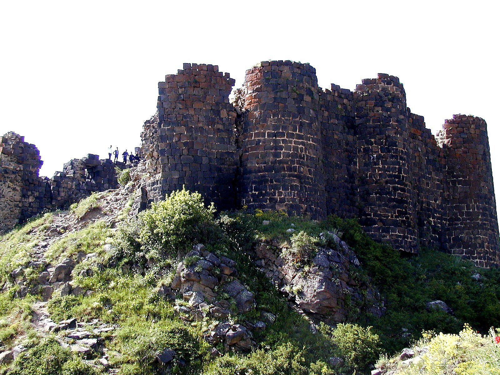 Ամբերդի ամրոցը՝ ձորի եզրին, լեռների և ճանապարհի տեսարանով