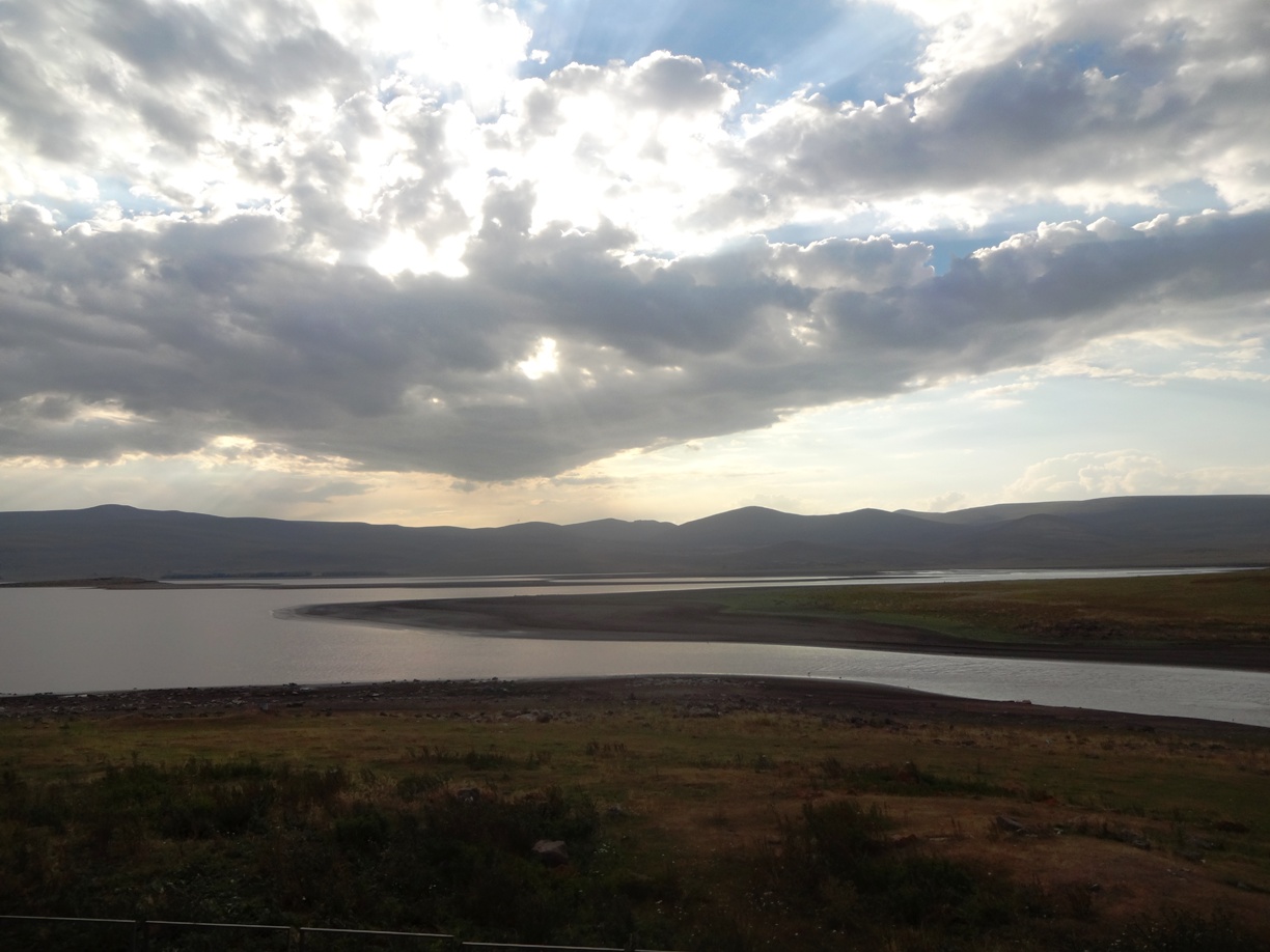 Արփի լճի ափը՝ դաշտերով, խոտածածկ լանջերով և գյուղական ճանապարհով