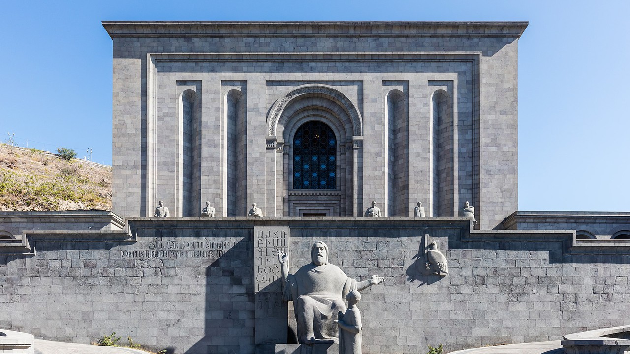 Երևանի Մատենադարանի գլխավոր ճակատը՝ աստիճաններով և արձաններով