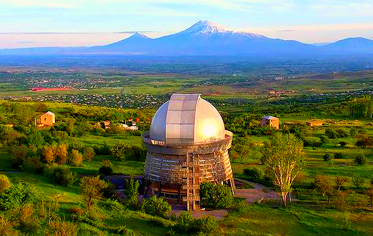 Բյուրականի աստղադիտարանի ամբողջ համալիրը՝ մի քանի գմբեթներով և կանաչ տարածքով