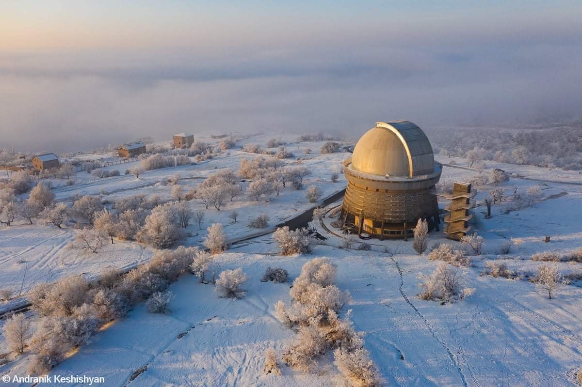 Բյուրականի աստղադիտարանի գմբեթը գիշેરે՝ աստղալից երկնքի ներքո