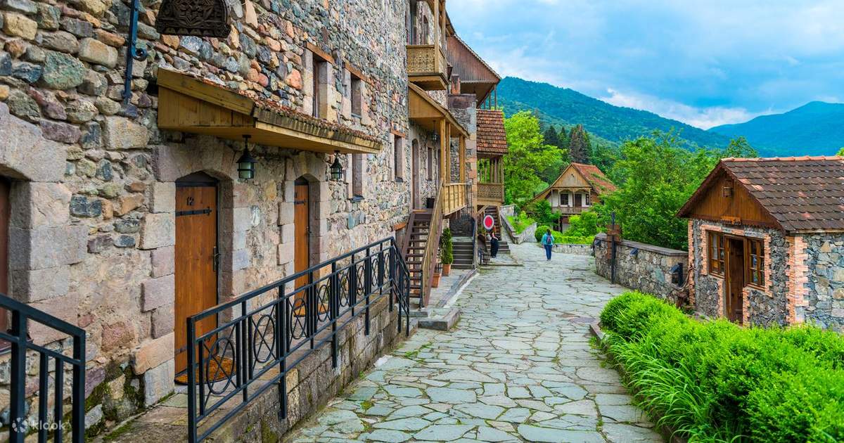 Դիլիջան քաղաքի ընդհանուր տեսարանը՝ անտառապատ բլուրների ֆոնին