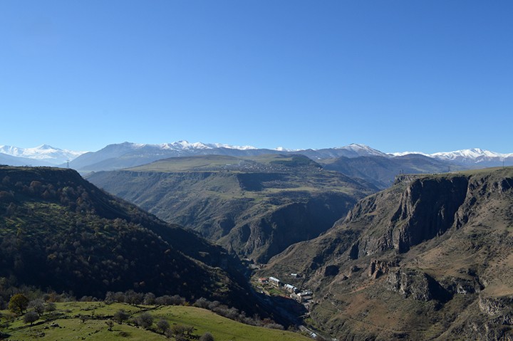 Դեբեդի կիրճի տեսարանը Դսեղի կողմից՝ խոր կիրճ և անտառապատ լանջեր