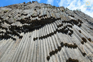 Ազատ գետը Գառնու կիրճում՝ բազալտե պատերի ներքո