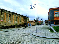 Գյումրիի հին թաղամասի սալարկված փողոցը և սև տուֆից շենքերը