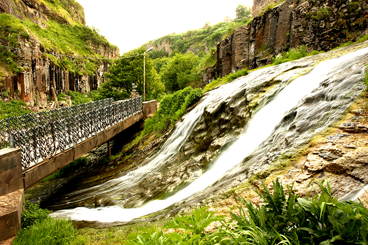 Ջերմուկի ջրվեժի մոտիկ կադր, բարակ ջրային հոսքեր՝ «մազերի» պես