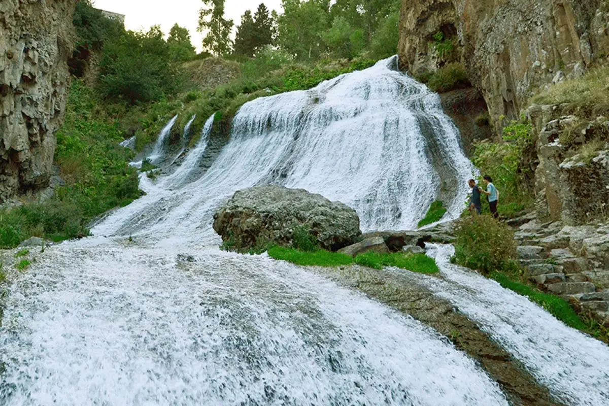 Ջերմուկի բարձր ջրվեժը՝ երկար ջրային հոսքերով, ժայռի վրայով