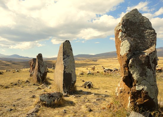 Քարահունջի քարերը՝ արևամուտի կամ ամպալից երկնքի ֆոնին