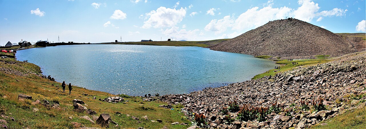 Քարի լճի ափը, փոքր շենքեր և լեռների տեսարան