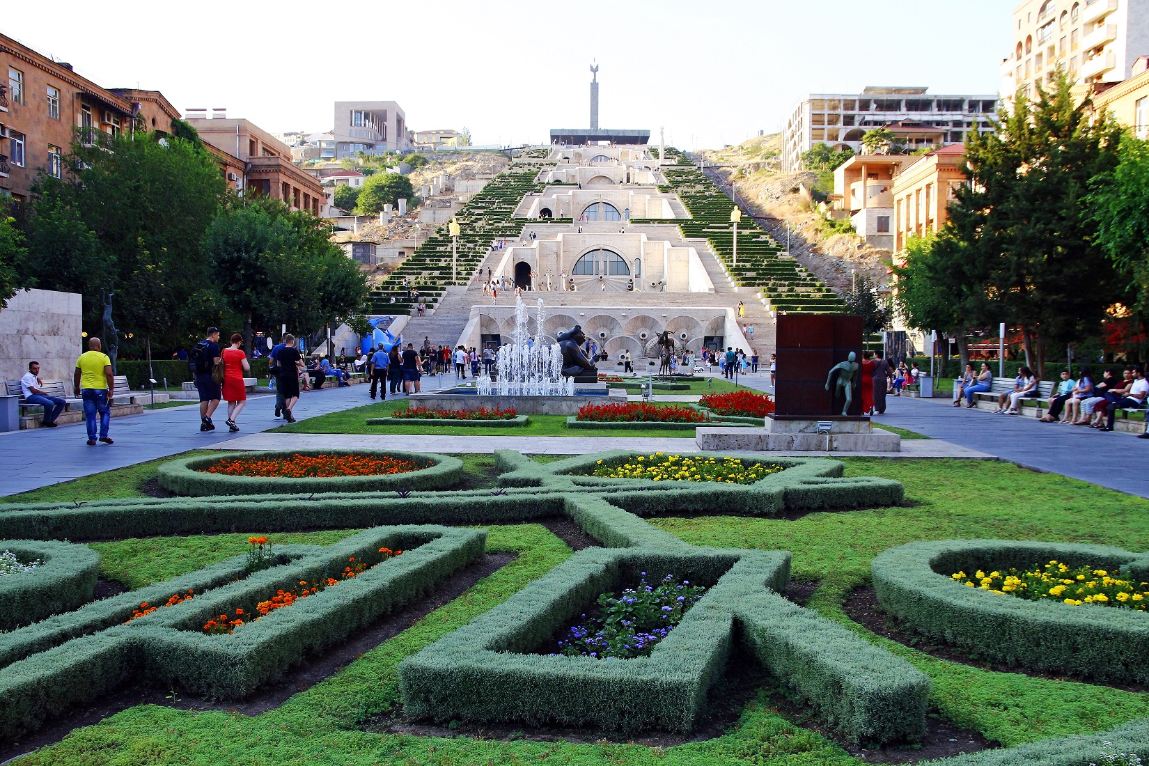 Կասկադ համալիրն օրը՝ աստիճաններով, ջրվեժներով և վերևում՝ Հաղթանակ զբոսայգու ուղղությամբ