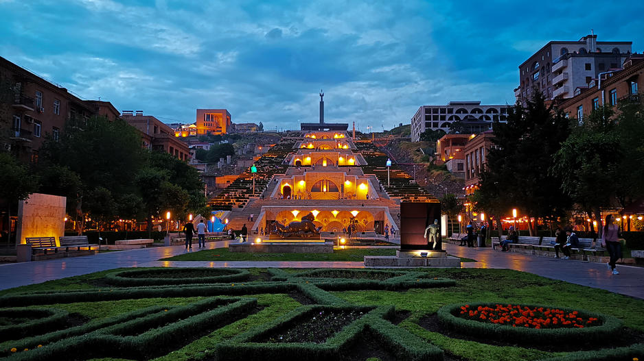 Երևանի Կասկադը գիշերը՝ լուսավորված սրահներով, աստիճաններով և քաղաքի լույսերով